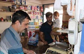 10 yıldır veresiye defteri biriktiriyor