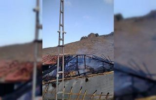 20 ton saman kül oldu