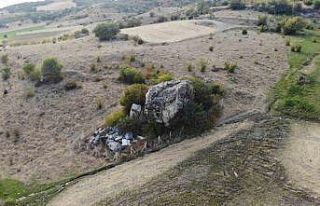 24 asırlık kaya mezar yolcuların dikkatini çekiyor