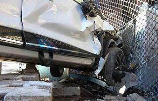 2 otomobil çarpıştı, araçlardan biri markete...