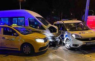 3 araç çarpıştı, 3’ü polis 6 kişi yaralandı