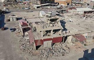 4 katlı binanın tepesine dikkat çekmesi için konulmuştu,...