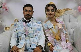 5 bin kişinin katıldığı düğünde gelin ve damada...