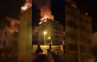 5 katlı binanın çatısında başlayan yangın üst...