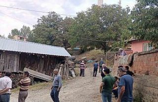 5 metre yükseklikten düşen traktörün altında...