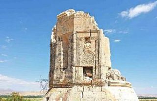 600 yıllık Kara Yusuf Bey Kümbeti onarılmayı...