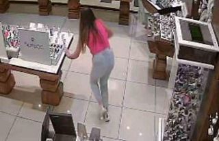 60 bin liralık saatleri çalıp kaçtı: Hırsızlık...