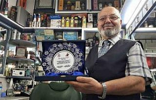 6 metrekarelik iş yerinde hem kendisi hem de oğlu...