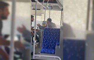 76 yaşındaki yolcunun söylediği türküler mest...