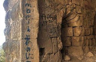 7 asırlık tarihi kale duvarlarını spreylerle boyadılar