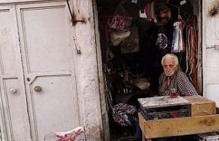 80 yaşındaki ayakkabı ustası işini 2 metrekarelik...