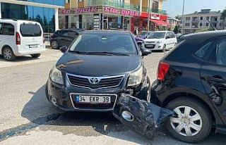 88 yaşındaki sürücü otomobiliyle hastanenin duvarına...