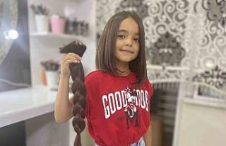 8 yaşındaki Azra, lösemi hastaları için saçlarını...