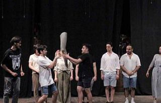 96 yaşındaki Haldun Dormen, her gün tiyatroya gelip...