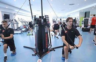 A Milli Takım, çalışmalarına salonda başladı