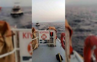 Açık denizde yanan tekneyi KIYEM ekipleri söndürdü