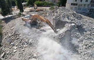 Adana’da ağır hasarlı binaların yıkımı sürüyor