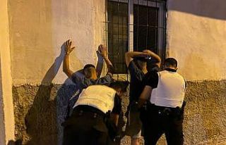 Adana’da narkotik polisi uyuşturucu satıcılarına...