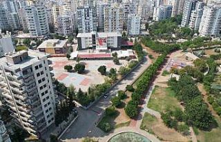 Adana’da okulların yanındaki ağır hasarlı binalar...