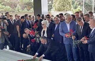 Adnan Menderes ve arkadaşları mezarı başında...