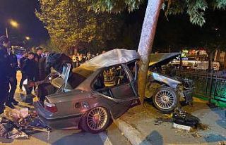 Ağaca çarpan otomobil ikiye bölündü: Sıkışan...