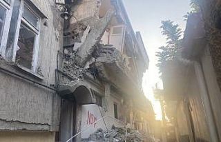 Ağır hasarlı bina mahalleliyi korkutuyor
