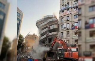 Ağır hasarlı bina yıkılırken sağlam binaya...
