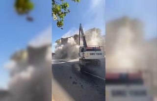 Ağır hasarlı bina yıkım esnasında tek dokunuşla...