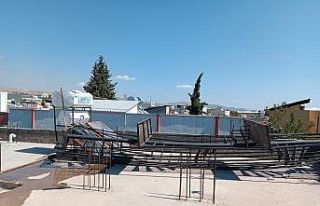 Ağır hasarlı bina yıkımında yangın merdiveni...