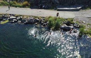 Ağrı Dağı eteklerinde yüzme keyfi