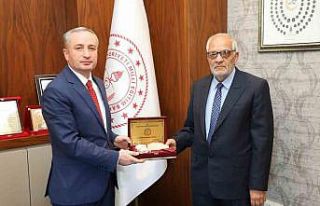 Ağrı’da 42 yıl eğitim veren öğretmen Rıfat...