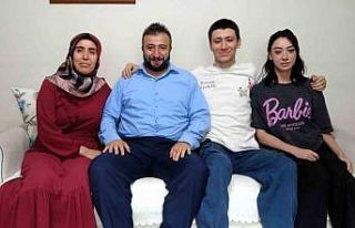 Ailecek üniversiteli oldular