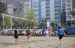 Akçaabat’ta plaj voleybolu heyecanı başladı