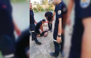 Akıntıya kapılan şahsı itfaiye kurtardı, kalp...