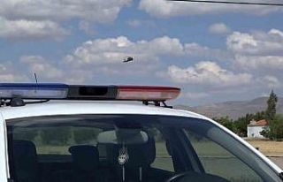 Aksaray’da jandarma ekipleri trafiği helikopterle...