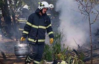 Alevlerin arasında kalan mutfak tüpü hızlıca...