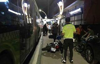 Alkollü motosiklet sürücüsü otobüsten inen yolcuya...