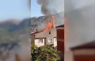 Amasya’da 4 katlı binanın çatısı alev alev...