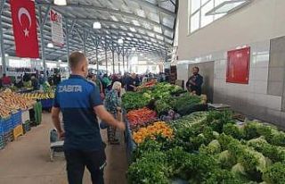Amasya’da zabıta ekiplerinden pazarda etiket denetimi