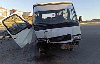 Ankara’da otomobil ile işçi servisi kafa kafaya...