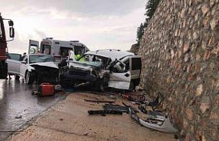 Antalya’da iki araç kafa kafaya çarpıştı: 1...