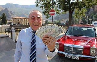 Arabasını satın alana üstüne ’bir deste para’...
