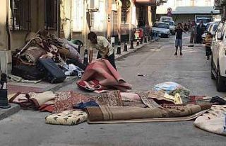 Arkadaşlarına kızıp eşyaları sokağa attı,...