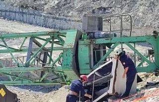 Arnavutköy’de sanayi sitesi inşaatında vinç...
