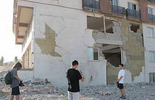 Asrın felaketini unutmak istemeyip fotoğraf çektirdiler