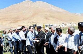 At sırtında 8 saat zorlu yolculuk yapan yaylacıların...