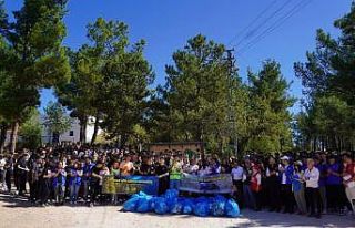 Atatürk Ormanı’ndan bir kamyon çöp toplandı