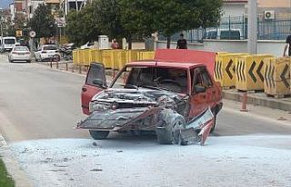Aydınlatma direğine çarpan otomobil alev aldı