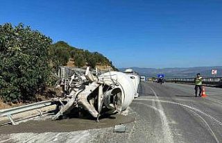 Aynı firmaya ait iki beton mikseri kafa kafaya çarpıştı:...