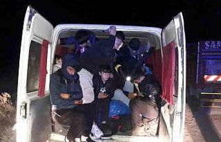 Ayvacık’ta iki minibüs içinde 40 kaçak göçmen...